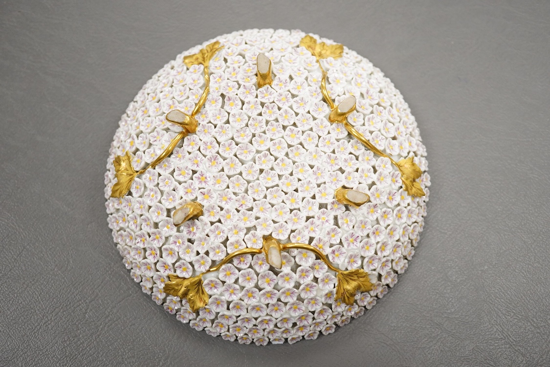 A Meissen ‘’Schneeballen’’ cup and saucer-13.5cm diameter